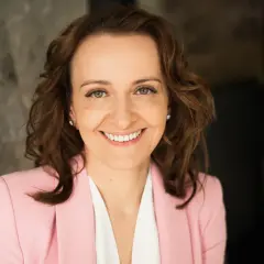 Uśmiechnięta kobieta w różowej marynarce, z burzą brązowych włosów. Czasem zastanawiam się, czy nie wiem czego chcę od życia.