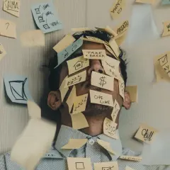 Twarz mężczyzny zasłonięta karteczkami z przypomnieniami: "Stop!", "Work", "Take a break", "Offline". To chyba właśnie jest presja, co to znaczy?
