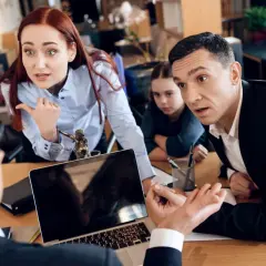 Rodzina w sądzie, żona oskarża męża o kłamstwa, córka patrzy z niepokojem. Jak ukarać męża za kłamstwa?