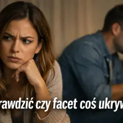 Zmartwiona kobieta patrzy w bok, podczas gdy mężczyzna z tyłu ukrywa telefon. Czy facet nie chce pokazać telefonu?