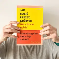 Dwie ręce trzymają książkę "Jak robić rzeczy, których nie chcesz robić". Na okładce hasło: "Samodyscyplina, która daje wolność".
