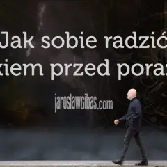 Mężczyzna idzie przez mgłę, pokonując lęk przed porażką. Napis: "Jak sobie radzić z lękiem przed porażką?".
