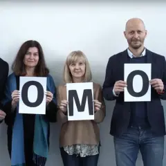 Pięć osób trzyma litery tworzące słowo POMOC. To przykład, co to altruizm – bezinteresowna pomoc innym.