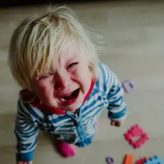 Płacz dziecka, którego twarz wyraża rozpacz, może być oznaką trudnych cech charakteru toksycznych dzieci.