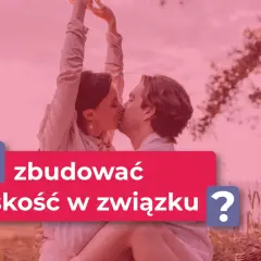 Para całująca się na tle natury. Napis: "Jak zbudować bliskość w związku?". Pamiętaj, najpierw musisz pokochać siebie.