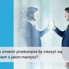 Mężczyzna w garniturze dotyka swojej cyfrowej projekcji, symbolizując zmianę **przekonań kluczowych** i transformację życia.