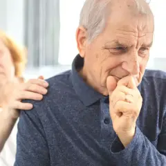 Starsza kobieta pociesza zmartwionego męża, który ma problemy z erekcją.