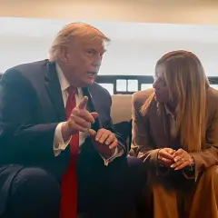 Donald Trump i Giorgia Meloni siedzą obok siebie, rozmawiając. Nigdy nie wiesz, kiedy widzisz kogoś po raz ostatni.