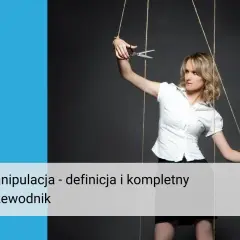 Kobieta-marionetka z nożyczkami w dłoni, symbolizująca manipulatora, który przecina więzy.