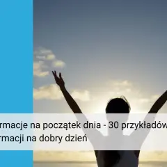 Kobieta z rękami w górze wita nowy dzień. Dowiedz się, jak afirmować, by mieć dobry dzień.