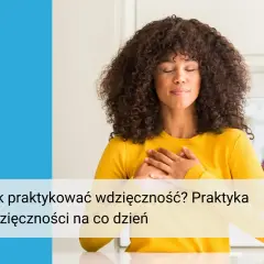 Kobieta z zamkniętymi oczami kładzie dłonie na sercu, praktykując wdzięczność. Jak pielęgnować wdzięczność na co dzień?