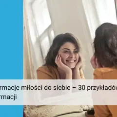 Uśmiechnięta kobieta patrzy w lustro, ćwicząc skuteczne afirmacje na miłość do siebie.