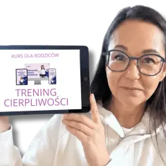 Kobieta prezentuje tablet z kursem "Trening Cierpliwości" dla rodziców. Dowiedz się, jak nauczyć się cierpliwości i odzyskać spokój.