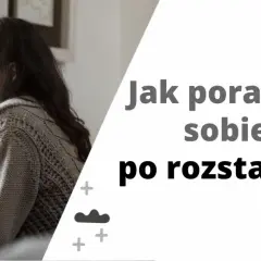 Kobieta z kubkiem w dłoni patrzy przez okno, zastanawiając się, jak sobie poradzić z rozstaniem.