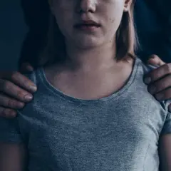 Dziecko z rękami na ramionach. Czy socjopata kocha swoje dzieci? Pytanie pozostaje otwarte, gdy patrzymy na tę scenę.