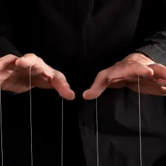 Dłonie jak marionetka, sterujące nićmi. Tak właśnie wygląda wmawianie komuś czegoś, czego nie było, manipulacja.