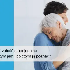 Dwie kobiety w uścisku. Młodsza obejmuje starszą, która opiera głowę na jej ramieniu. Obraz symbolizuje wsparcie i zrozumienie, kluczowe w procesie jak dojrzeć emocjonalnie.