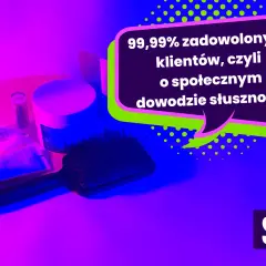 99,99% zadowolonych klientów, czyli o społecznym dowodzie słuszności w reklamie. Kosmetyki i szczotka do włosów w neonowym świetle.