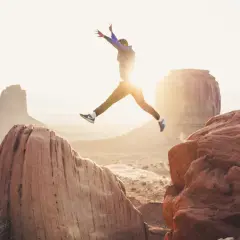 Skok przez kanion w Monument Valley. Nie pozwól, by strach przed porażką sabotował Twoje marzenia.