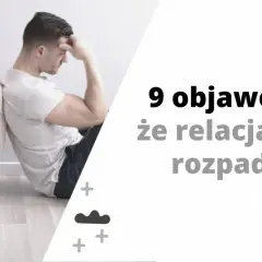 Para siedzi plecami do siebie, zrezygnowana. "Odchodzę, dłużej tak nie wytrzymam" - mówi tekst.