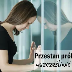 Smutna kobieta opiera czoło o szybę, odbijając się w niej. Kocham męża, ale nie możemy się dogadać.