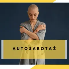 Kobieta z ogoloną głową obejmuje się ramionami, symbolizując autosabotaż.