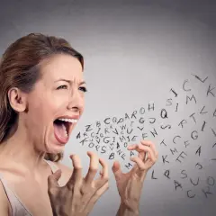 Krzycząca kobieta, z której ust wylatują litery. Zastanawiasz się, co ludzie o tobie pomyślą, gdy tak wybuchniesz?