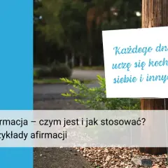 Afirmacje przykłady: "Każdego dnia uczę się kochać siebie i innych." Na niebieskim tle tekst o afirmacjach.