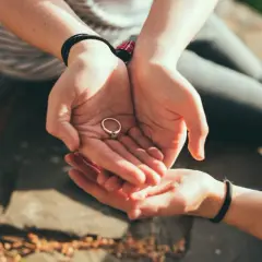 Odeszłam, bo się nie oświadczył. Pierścionek leży w dłoniach, symbol niespełnionych nadziei.