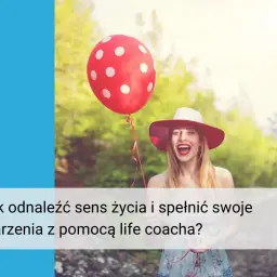 Szczęśliwa kobieta z czerwonym balonem w kropki, szukająca odpowiedzi na pytanie: jaki jest sens życia i jak spełnić marzenia.