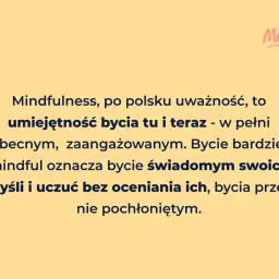 Mindfulness, czyli uważność, to umiejętność bycia tu i teraz. Co daje medytacja? Bycie świadomym swoich myśli i uczuć bez oceniania.