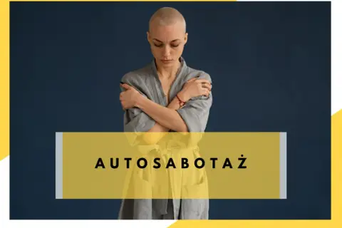 Kobieta z ogoloną głową obejmuje się ramionami, symbolizując autosabotaż.