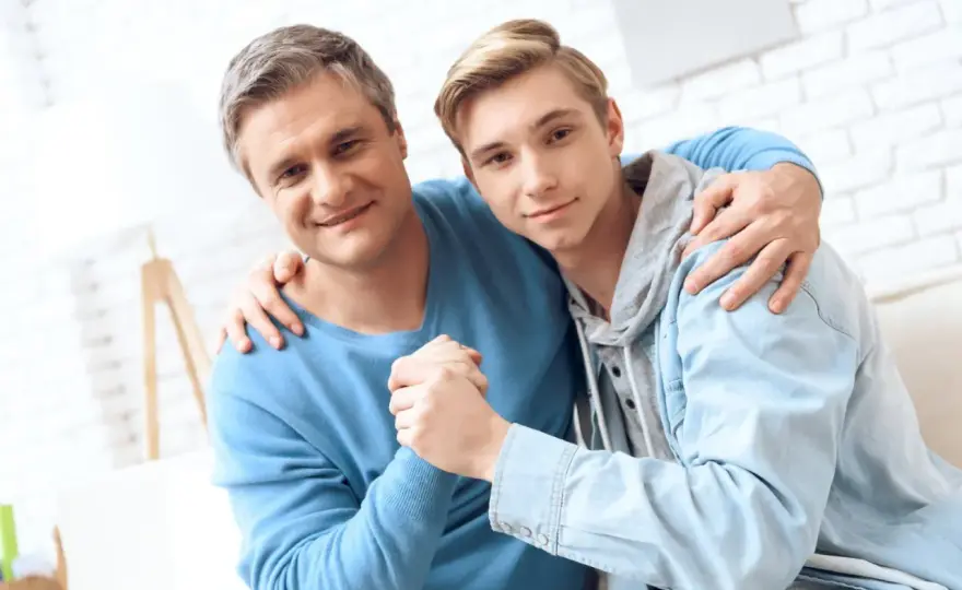 Jak rozmawiać z synem o dziewczynie? - Poradnik dla rodziców