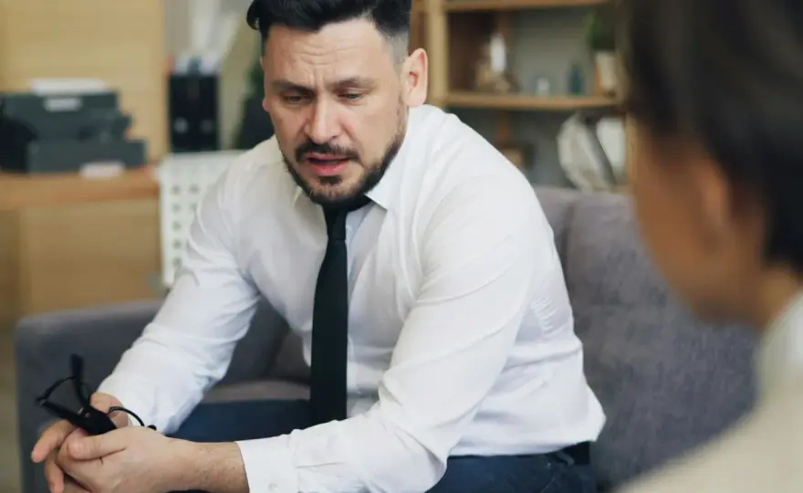 Jak inteligentnie zakończyć rozmowę? Poradnik z klasą