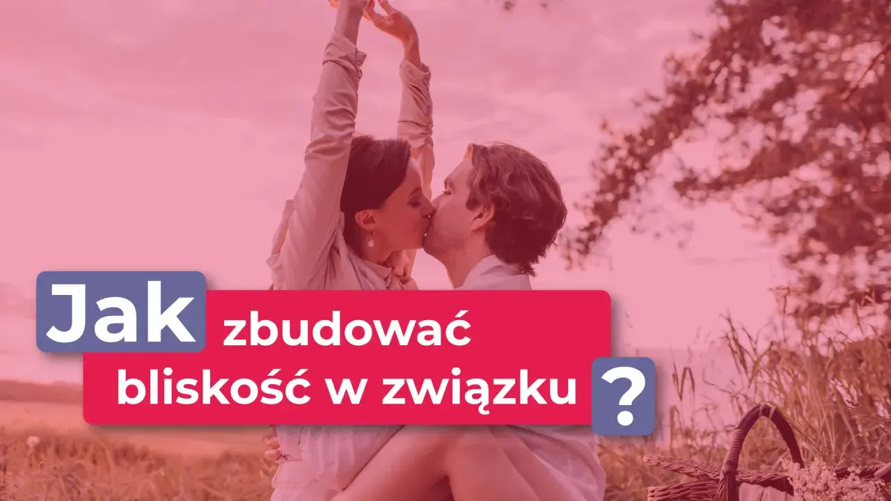 Para całująca się na tle natury. Napis: "Jak zbudować bliskość w związku?". Pamiętaj, najpierw musisz pokochać siebie.