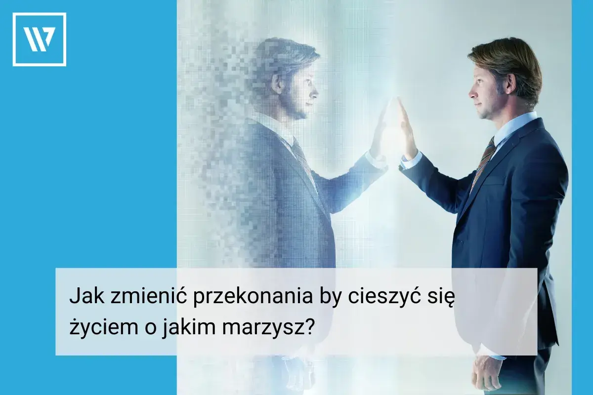 Mężczyzna w garniturze dotyka swojej cyfrowej projekcji, symbolizując zmianę **przekonań kluczowych** i transformację życia.
