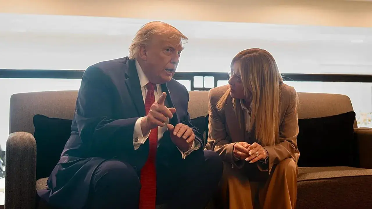 Donald Trump i Giorgia Meloni siedzą obok siebie, rozmawiając. Nigdy nie wiesz, kiedy widzisz kogoś po raz ostatni.