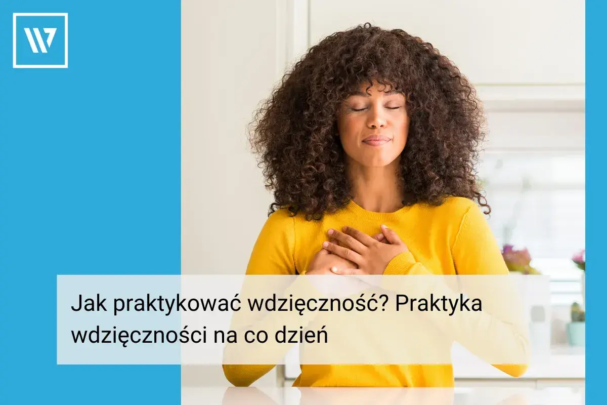 Kobieta z zamkniętymi oczami kładzie dłonie na sercu, praktykując wdzięczność. Jak pielęgnować wdzięczność na co dzień?