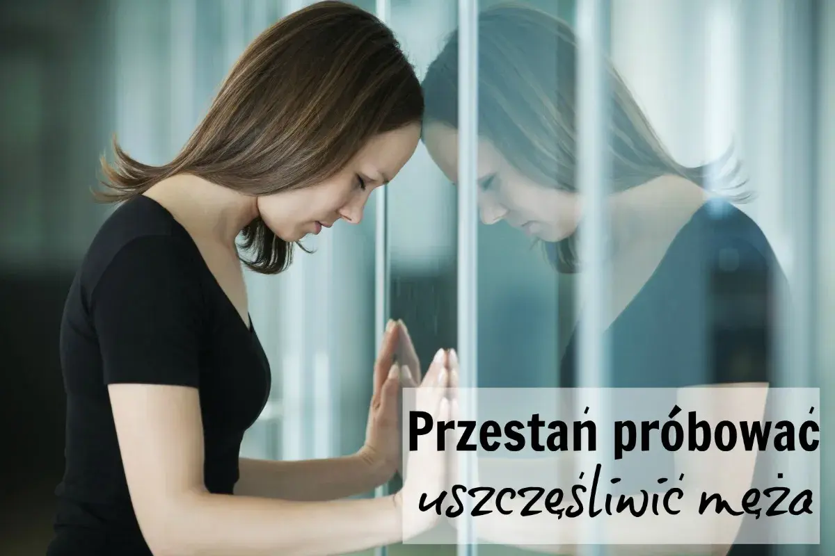 Smutna kobieta opiera czoło o szybę, odbijając się w niej. Kocham męża, ale nie możemy się dogadać.