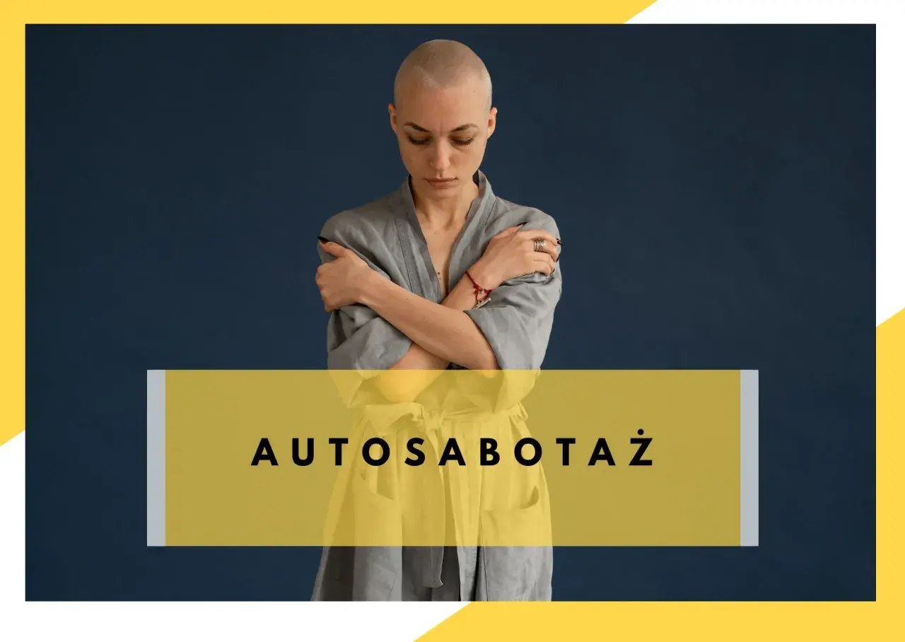 Kobieta z ogoloną głową obejmuje się ramionami, symbolizując autosabotaż.
