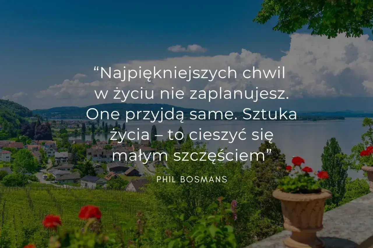 Piękny krajobraz z jeziorem i miasteczkiem. Cytat o tym, jak znaleźć sens życia, ciesząc się małymi rzeczami.