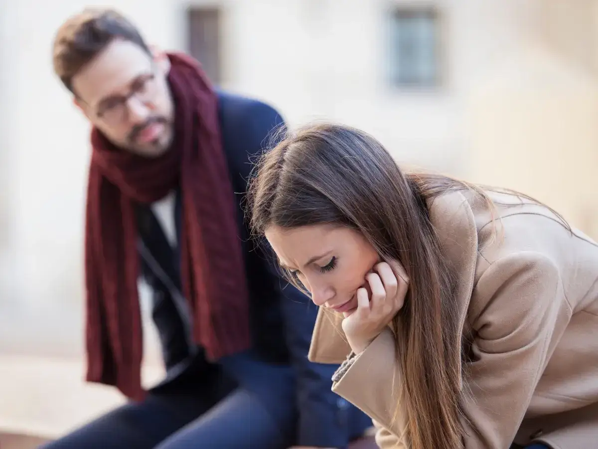 Zastanawiasz się, jak psychologicznie podejść faceta? Ona wygląda na zamyśloną, on obserwuje ją z uwagą.