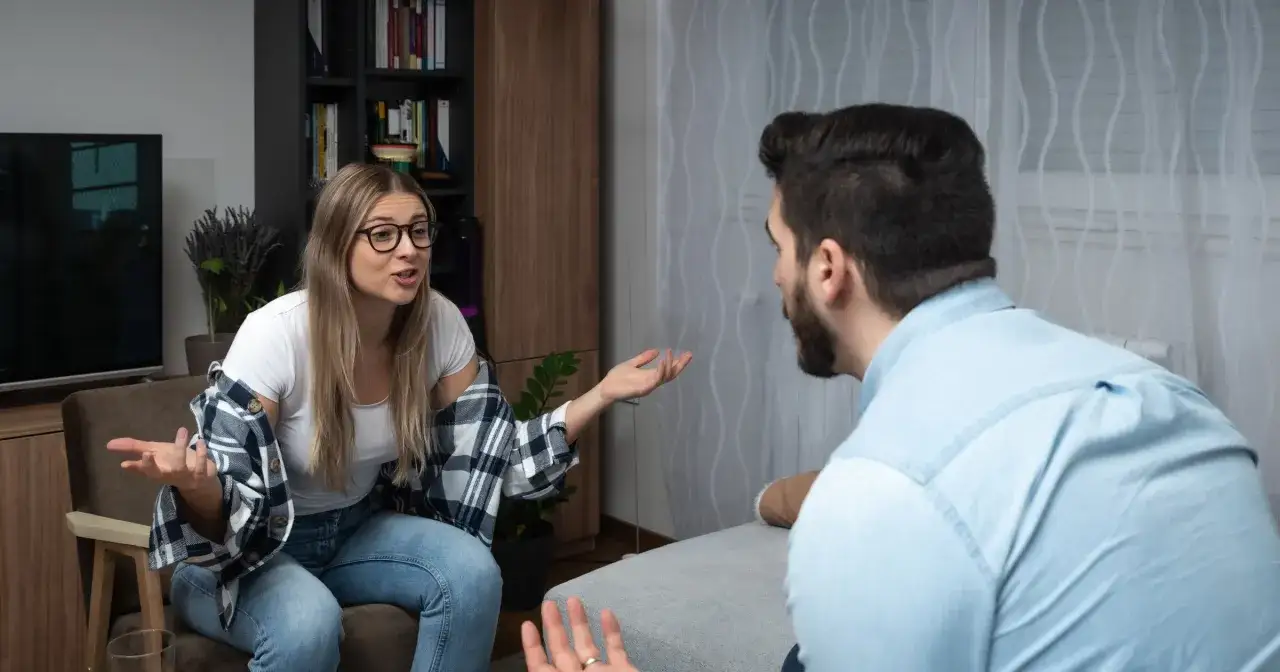 Kobieta z wyrzutem mówi do męża, zastanawiając się, jak ukarać męża za kłamstwa.