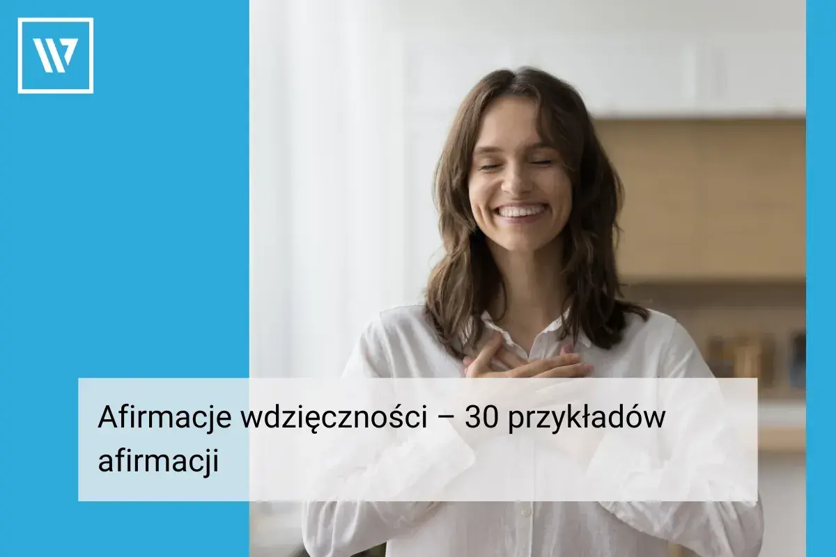 Uśmiechnięta kobieta z dłońmi na sercu, czuje wdzięczność. Oto afirmacje przykłady.